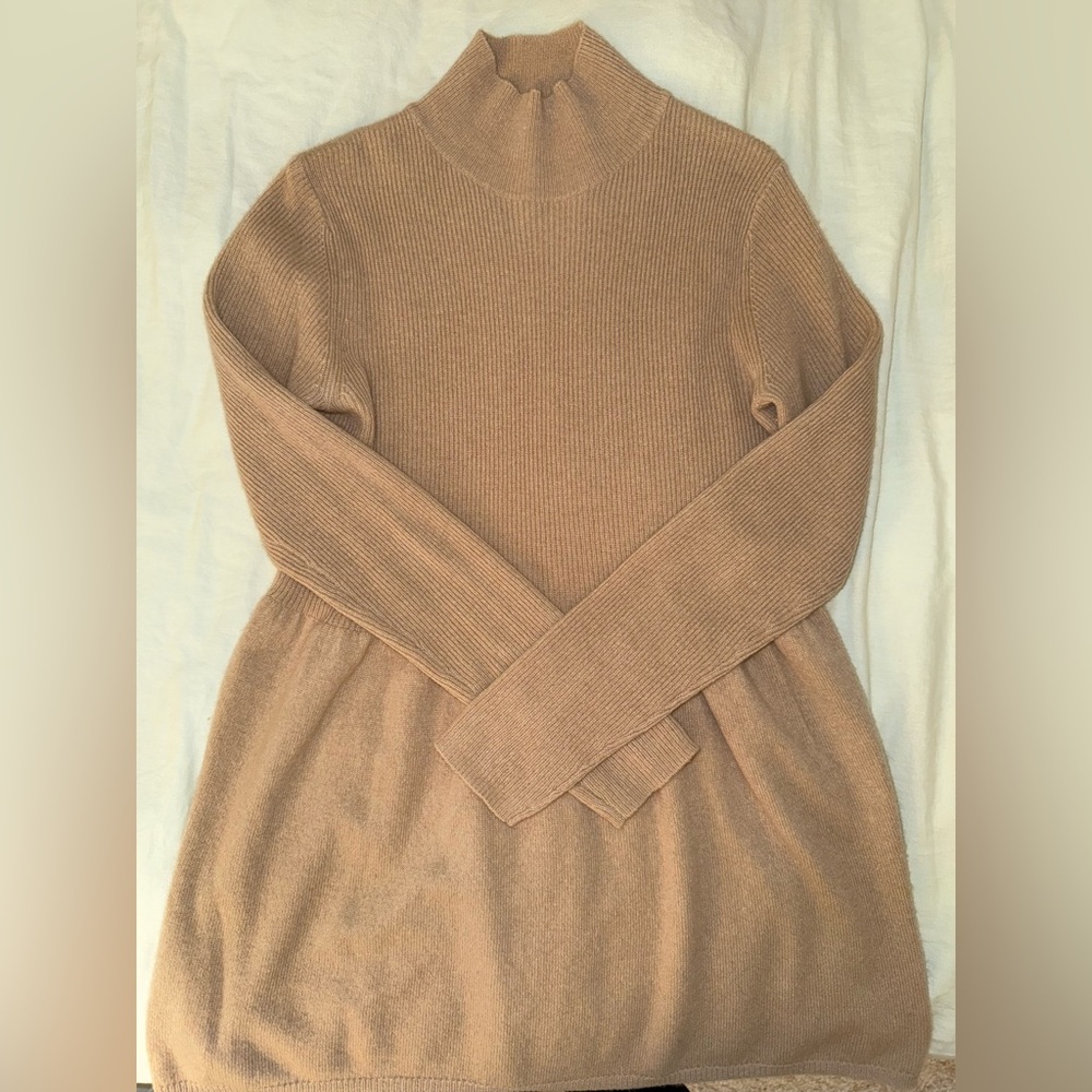 Neiman Marcus Collection 100% Cashmere Sweater in Tan